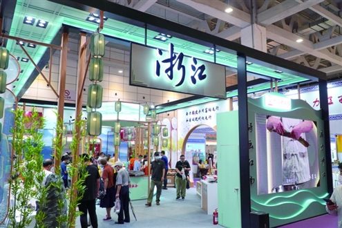 中华老字号(山东)博览会是全国老字号领域专业交流平台,至今已成功举办六届。图为第六届中华老字号(山东)博览会,人们在浙江展区参观。 新华社发